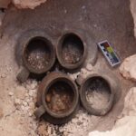 Descubren milenaria ofrenda cerámica bajo la Estela 18 de Uxmal, Yucatán