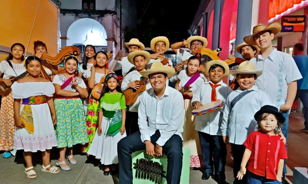 ENSAMBLE COMUNITARIO DE SON JAROCHO DE SAN ANDRÉS TUXTLA, VERACRUZ, CELEBRA 8 AÑOS